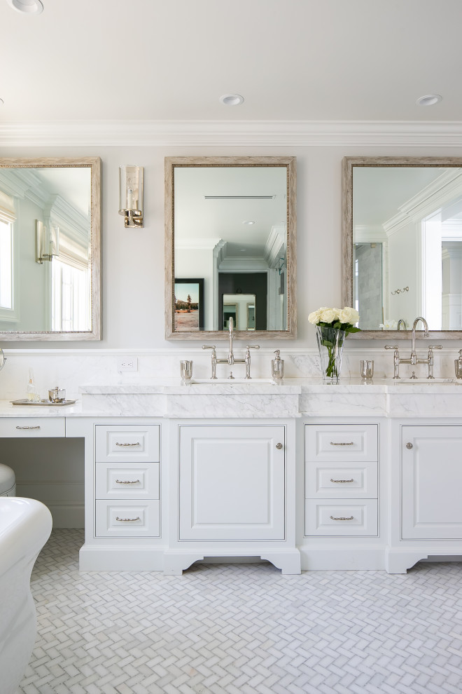 На фото: ванная комната в морском стиле с фасадами с выступающей филенкой, белыми фасадами, серыми стенами, полом из мозаичной плитки, врезной раковиной, белым полом, белой столешницей, тумбой под две раковины и встроенной тумбой