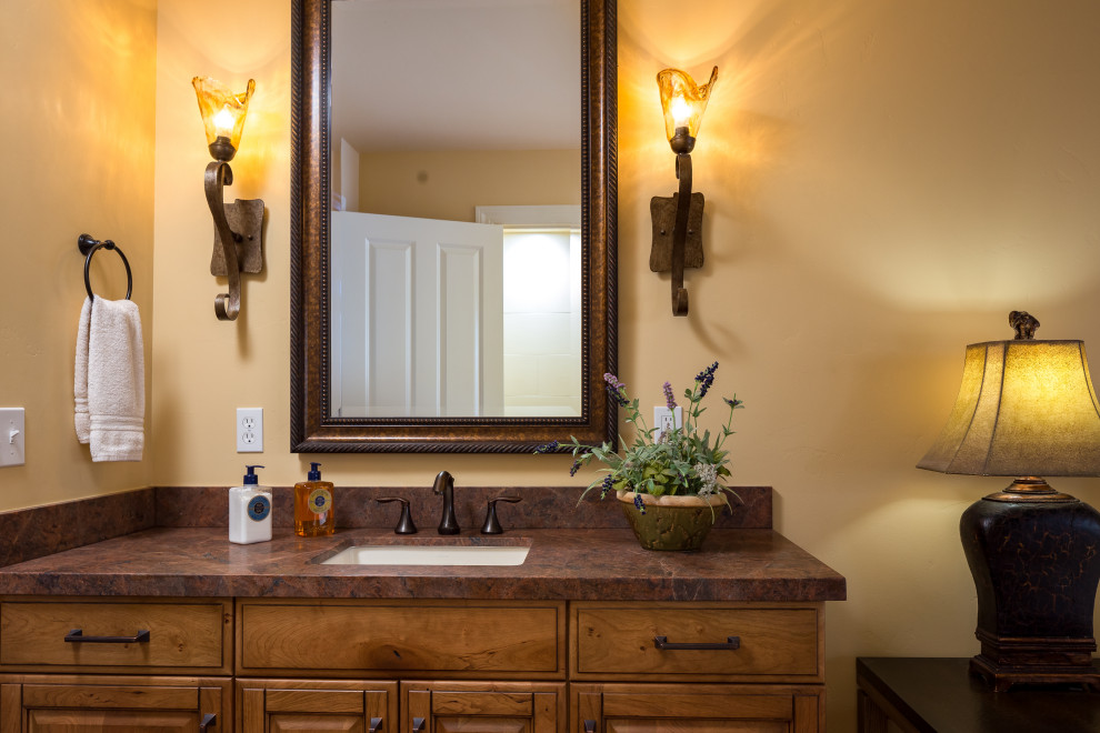 Mittelgroßes Rustikales Duschbad mit profilierten Schrankfronten, hellbraunen Holzschränken, Keramikfliesen, gelber Wandfarbe, Unterbauwaschbecken, Quarzit-Waschtisch, brauner Waschtischplatte, Einzelwaschbecken und eingebautem Waschtisch in San Luis Obispo