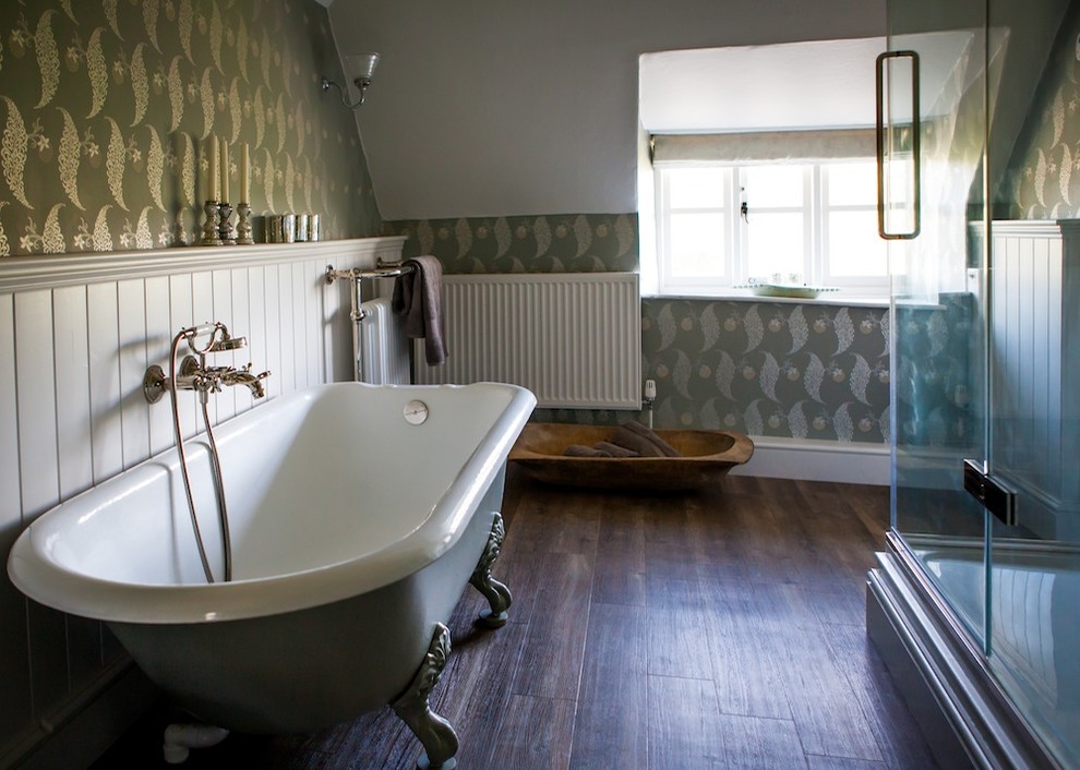 Ispirazione per una stanza da bagno stile marinaro con vasca con piedi a zampa di leone, doccia ad angolo e parquet chiaro