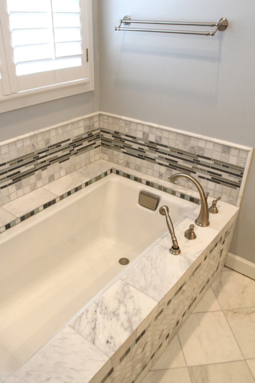 Modernes Badezimmer En Suite mit Unterbauwanne, grauen Fliesen, grauer Wandfarbe und Keramikboden in Charleston