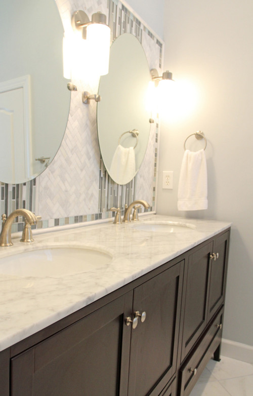 Modelo de cuarto de baño principal actual con encimera de mármol, baldosas y/o azulejos grises y paredes grises