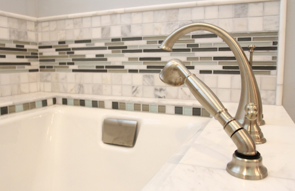Foto di una stanza da bagno padronale design con vasca sottopiano
