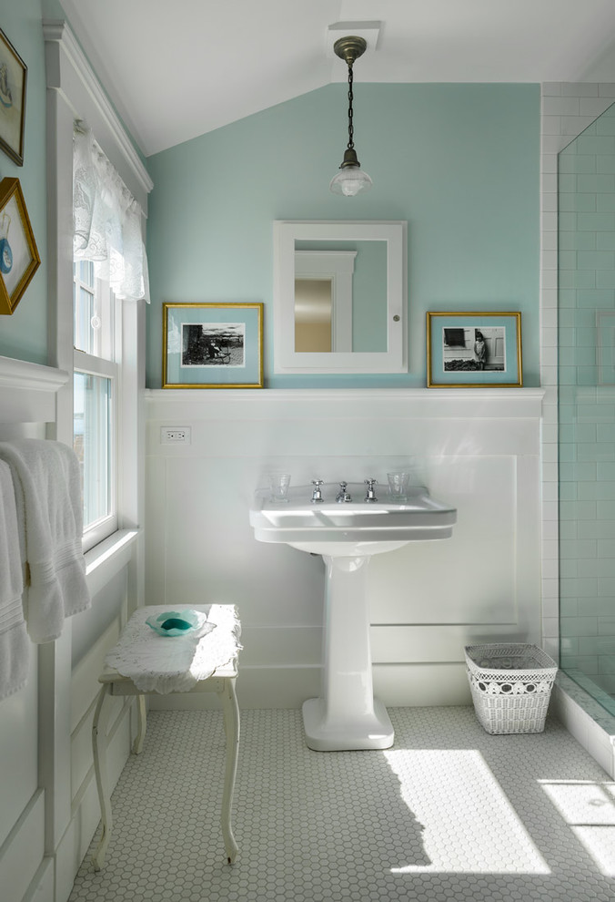 Idéer för att renovera ett mellanstort vintage badrum med dusch, med en dusch i en alkov, vit kakel, tunnelbanekakel, blå väggar, mosaikgolv och ett piedestal handfat