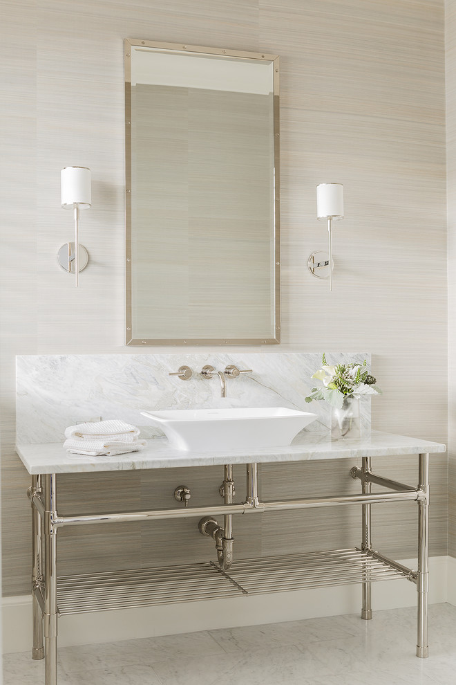 Imagen de cuarto de baño clásico renovado pequeño con puertas de armario verdes, aseo y ducha y lavabo con pedestal
