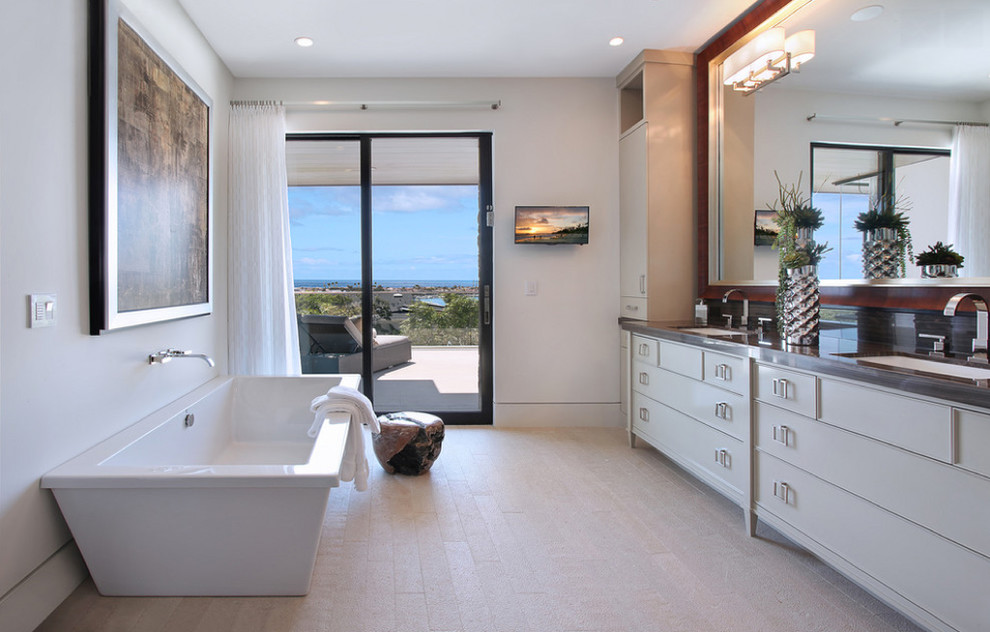 Foto di una stanza da bagno design con ante lisce, ante beige, vasca freestanding, lavabo sottopiano, pavimento beige, top grigio e due lavabi