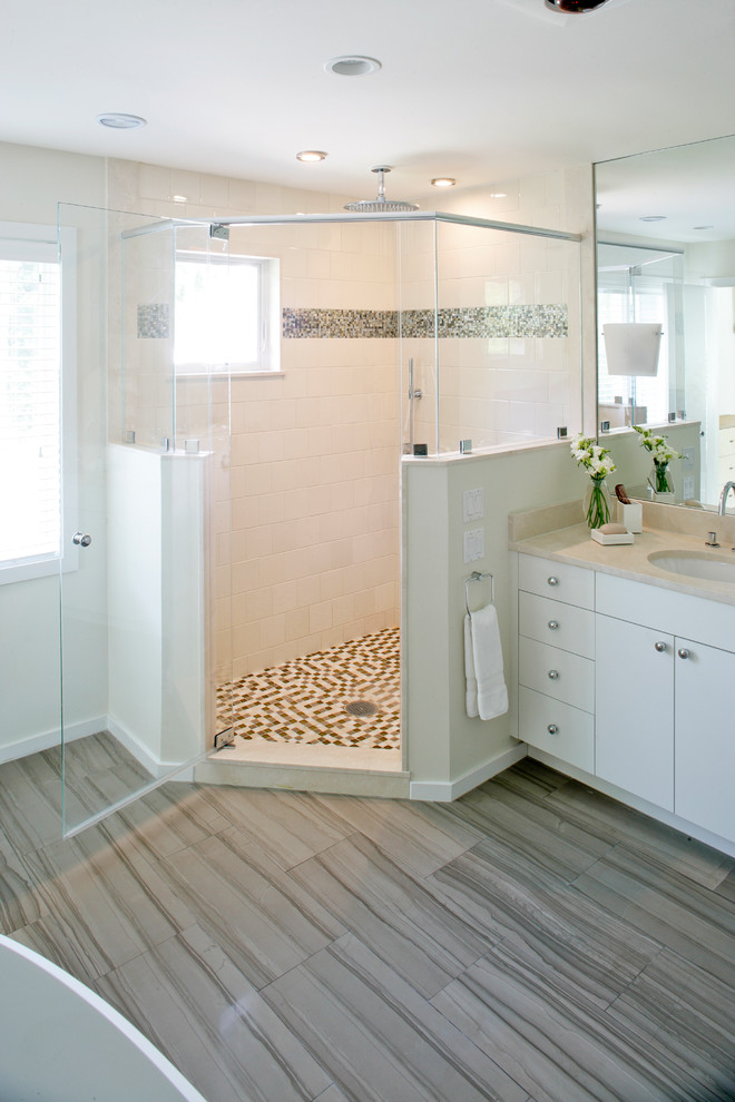 Idéer för ett stort klassiskt en-suite badrum, med släta luckor, vita skåp, ett undermonterat badkar, en hörndusch, grå kakel, vit kakel, glaskakel, vita väggar, laminatgolv, ett undermonterad handfat, marmorbänkskiva, brunt golv och dusch med gångjärnsdörr