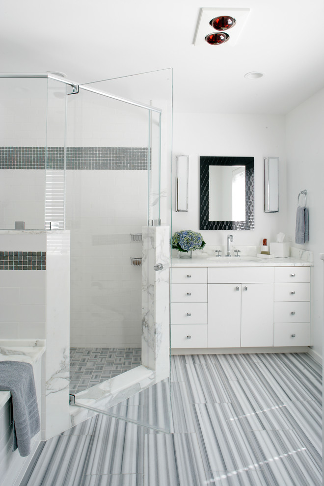 Пример оригинального дизайна: большая главная ванная комната в стиле неоклассика (современная классика) с плоскими фасадами, белыми фасадами, полновстраиваемой ванной, угловым душем, серой плиткой, белой плиткой, стеклянной плиткой, белыми стенами, полом из ламината, врезной раковиной, мраморной столешницей, серым полом и душем с распашными дверями