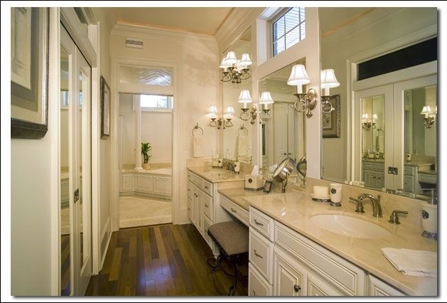 Exempel på ett stort klassiskt en-suite badrum, med ett undermonterad handfat, luckor med upphöjd panel, vita skåp, ett undermonterat badkar, beige väggar och mellanmörkt trägolv