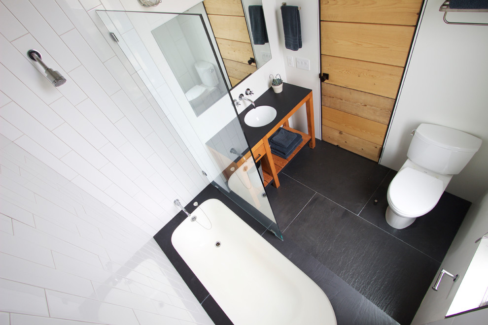 Idées déco pour une petite salle de bain principale moderne en bois brun avec un lavabo encastré, un placard sans porte, une baignoire encastrée, un combiné douche/baignoire, WC séparés, un carrelage blanc, des carreaux de céramique, un mur blanc et un sol en ardoise.