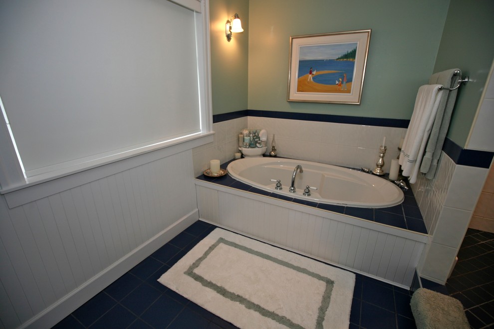 Inspiration för ett stort maritimt en-suite badrum, med kaklad bänkskiva, ett platsbyggt badkar, en hörndusch, blå kakel, porslinskakel, blå väggar, klinkergolv i porslin, luckor med infälld panel, vita skåp, en toalettstol med separat cisternkåpa och ett nedsänkt handfat