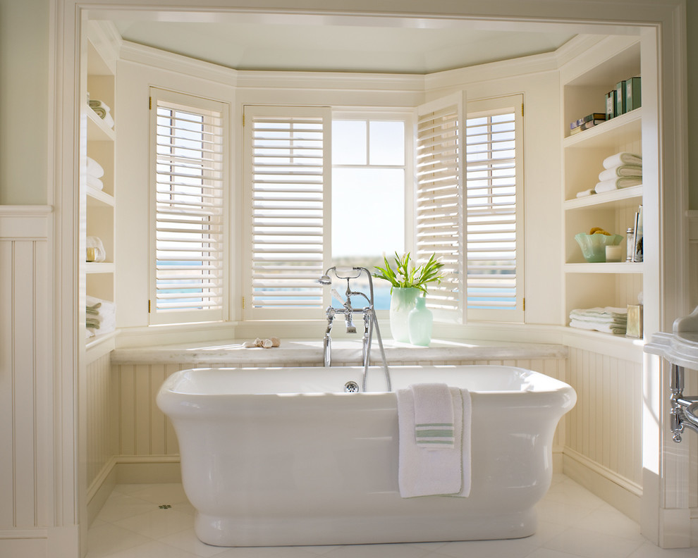 Стильный дизайн: ванная комната в классическом стиле с отдельно стоящей ванной - последний тренд