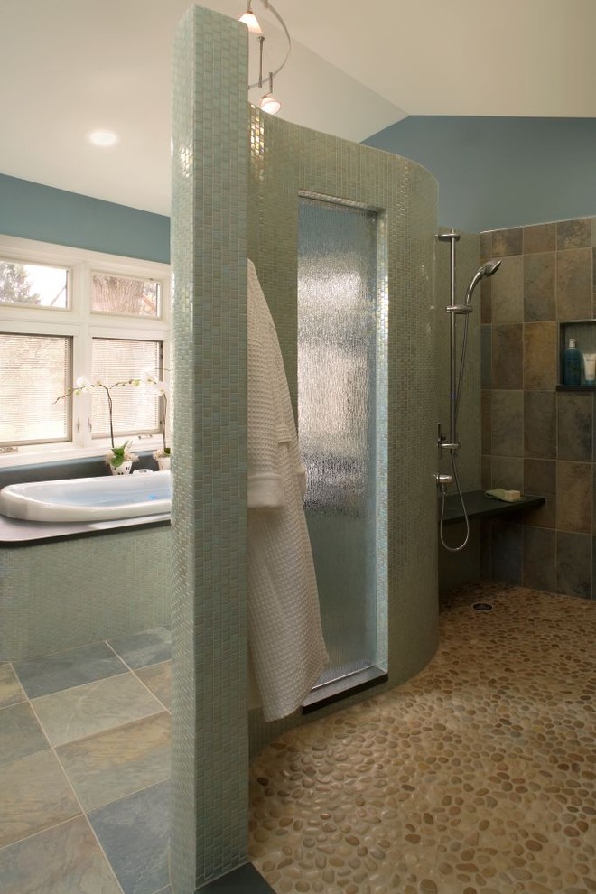 Foto på ett funkis badrum, med klinkergolv i småsten, flerfärgat golv och skifferkakel