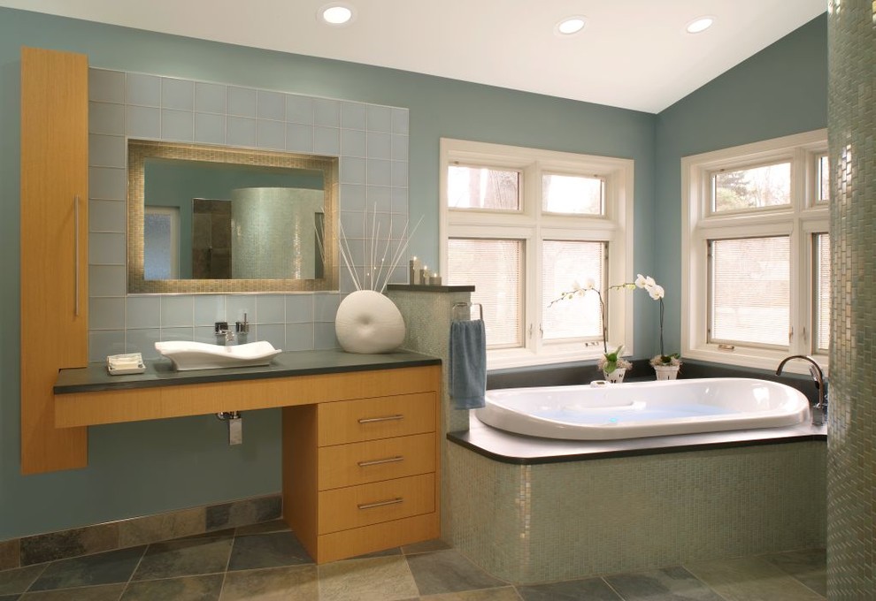 Ejemplo de cuarto de baño contemporáneo con lavabo sobreencimera y ducha esquinera