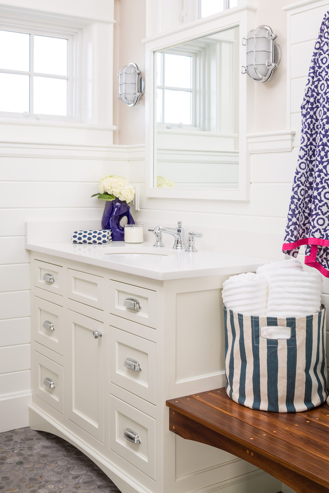 Foto di una stanza da bagno costiera con ante in stile shaker, ante bianche, pareti beige, pavimento con piastrelle di ciottoli, lavabo sottopiano e pavimento grigio