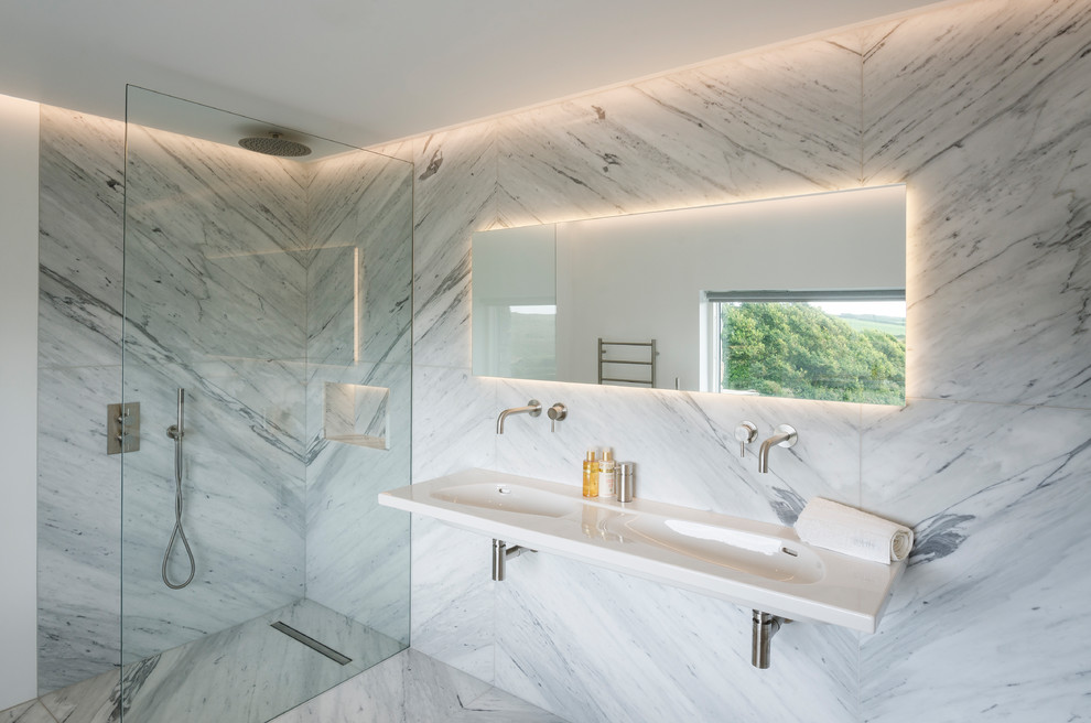 Идея дизайна: ванная комната в современном стиле с душевой комнатой, мраморной плиткой, белыми стенами, мраморным полом, подвесной раковиной, белым полом и открытым душем