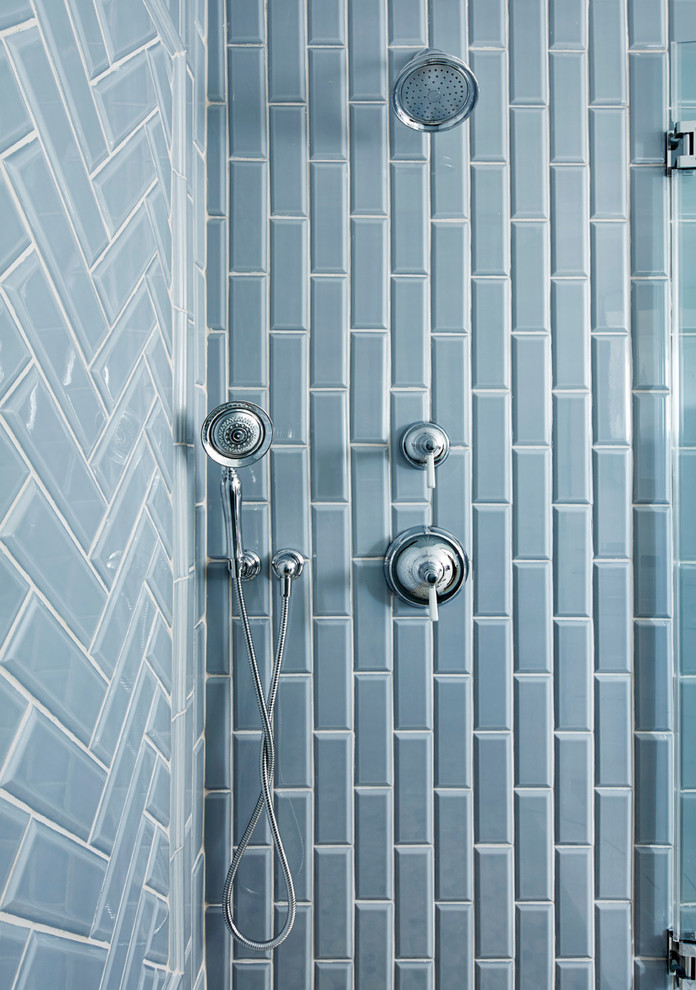На фото: главная ванная комната в морском стиле с душем в нише, синей плиткой, керамической плиткой, синими стенами и душем с распашными дверями