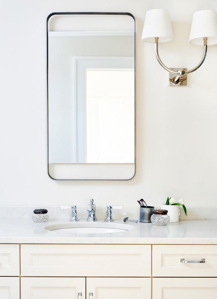 Immagine di una stanza da bagno padronale costiera con ante in stile shaker, piastrelle bianche, pareti bianche e top bianco