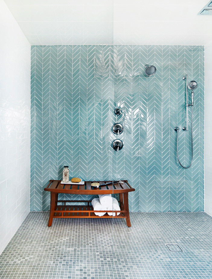 Maritimes Badezimmer En Suite mit Duschnische, blauen Fliesen, Mosaik-Bodenfliesen, grauem Boden, Falttür-Duschabtrennung und Glasfliesen in New York