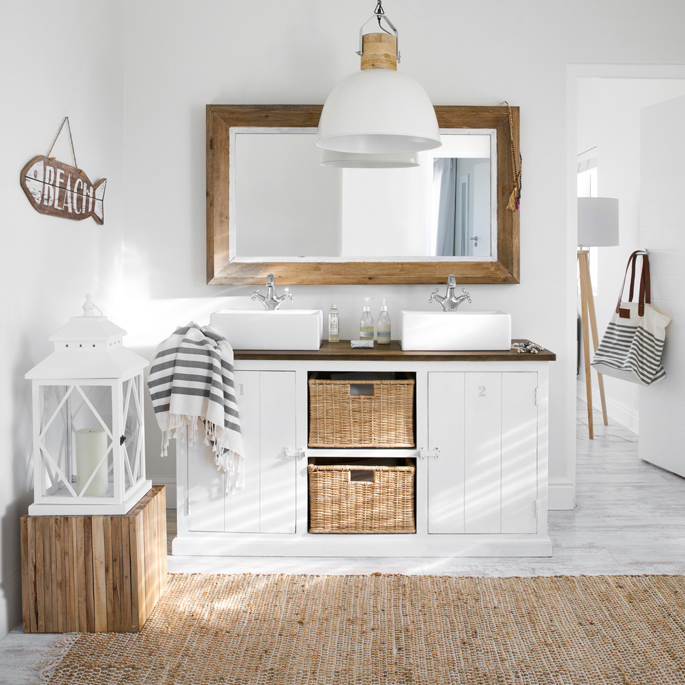 Foto di una stanza da bagno stile marinaro con ante bianche, pareti bianche, lavabo a bacinella e pavimento bianco