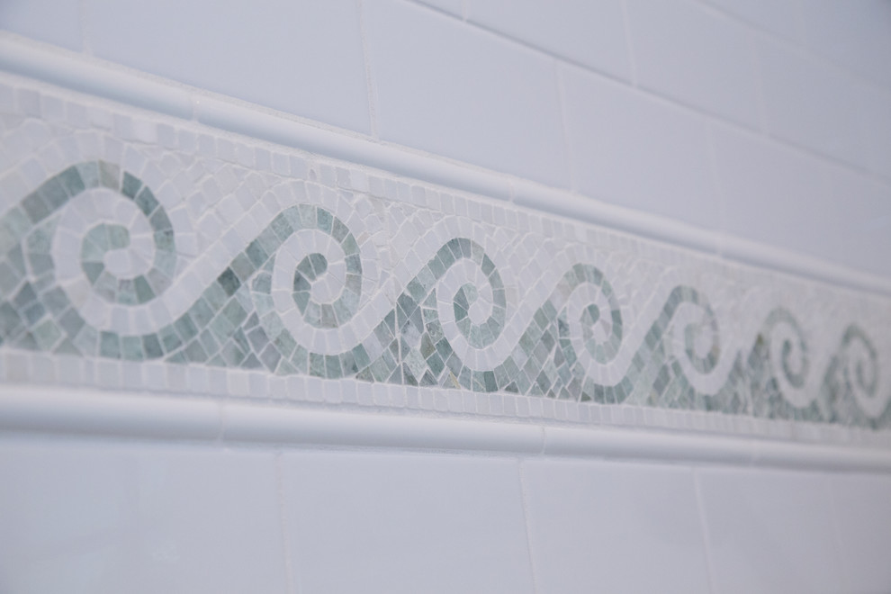 Foto på ett maritimt en-suite badrum, med ett undermonterat badkar, vit kakel och mosaik