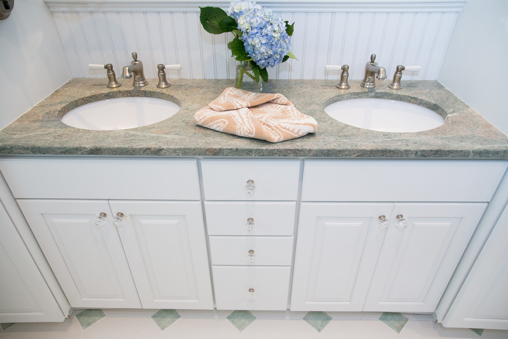 Esempio di una stanza da bagno padronale stile marino di medie dimensioni con lavabo sottopiano, ante con bugna sagomata, ante bianche, piastrelle verdi e pareti bianche