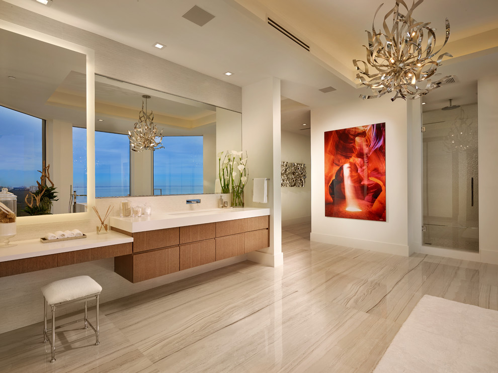 Стильный дизайн: главная ванная комната в современном стиле с плоскими фасадами, фасадами цвета дерева среднего тона и белыми стенами - последний тренд