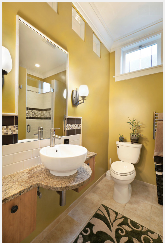 Стильный дизайн: ванная комната среднего размера в стиле кантри с открытыми фасадами, светлыми деревянными фасадами, ванной в нише, душем в нише, раздельным унитазом, коричневой плиткой, керамической плиткой, желтыми стенами, полом из керамогранита, раковиной с пьедесталом, столешницей из гранита, бежевым полом, душем с распашными дверями, бежевой столешницей, фартуком и тумбой под одну раковину - последний тренд