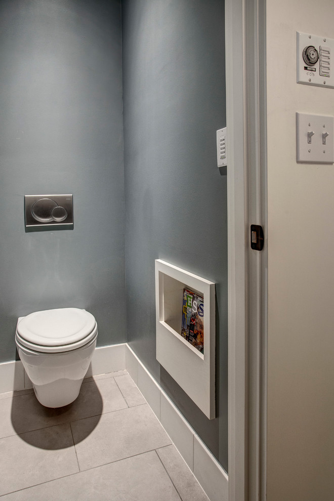 Idee per un bagno di servizio classico con WC sospeso, pareti grigie e pavimento con piastrelle in ceramica