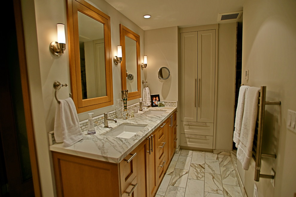 Foto di una grande stanza da bagno tradizionale con ante in legno scuro, vasca ad alcova, doccia alcova, piastrelle bianche, piastrelle in pietra, pareti beige, pavimento in marmo, lavabo a bacinella e top in marmo