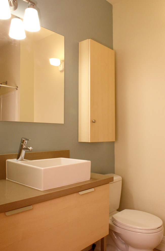 Exemple d'une petite salle de bain principale éclectique en bois clair avec une vasque, un placard à porte plane, un plan de toilette en quartz, une baignoire en alcôve, un combiné douche/baignoire, WC séparés, un mur bleu et un sol en linoléum.