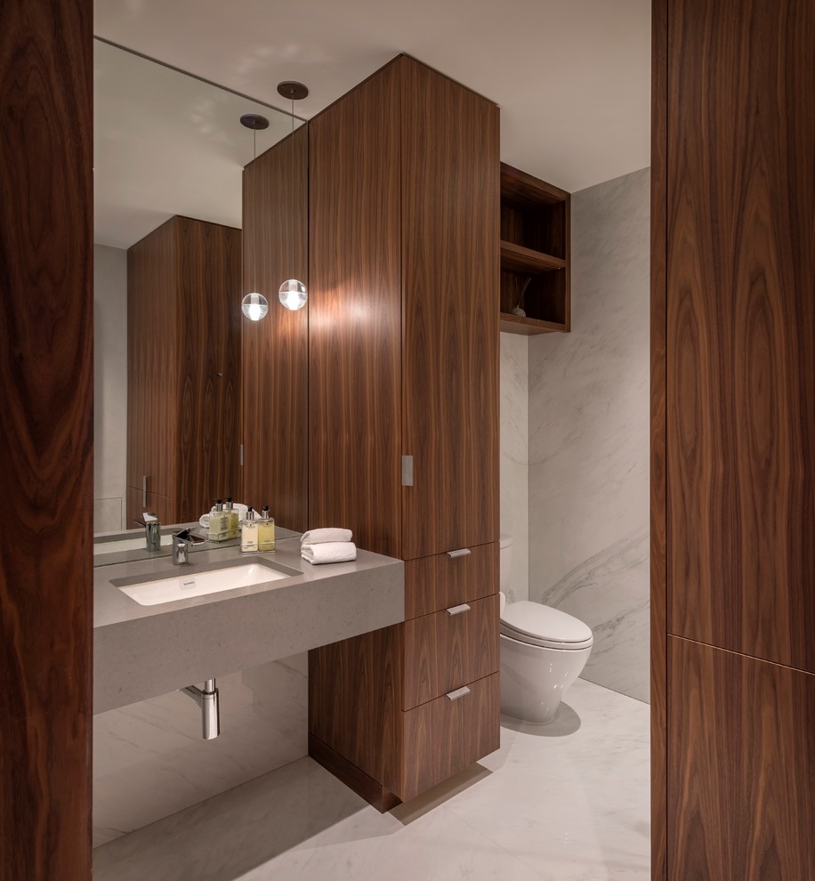 Idéer för att renovera ett funkis grå grått badrum med dusch, med släta luckor, skåp i mellenmörkt trä, vit kakel, vita väggar, ett undermonterad handfat och vitt golv