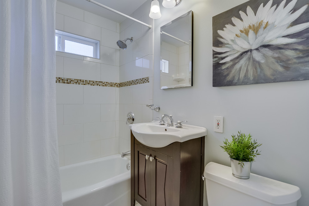 Inspiration för klassiska vitt badrum med dusch, med bruna skåp, ett badkar i en alkov, en dusch/badkar-kombination, en toalettstol med separat cisternkåpa, vit kakel, vita väggar, ett integrerad handfat, dusch med duschdraperi och luckor med infälld panel