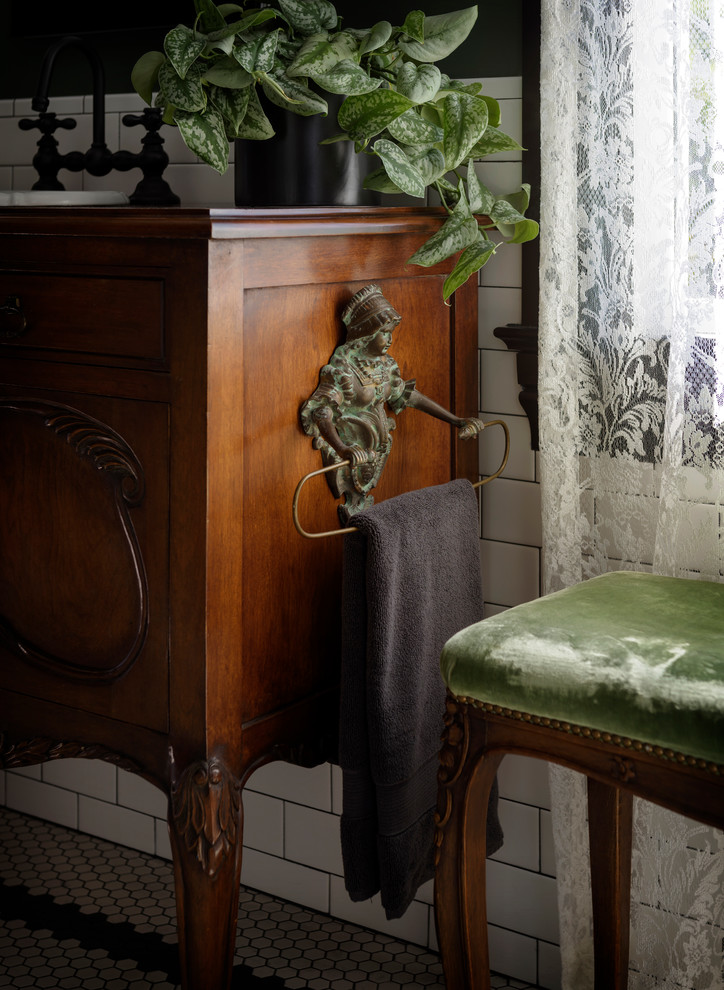 Idéer för små vintage brunt en-suite badrum, med ett badkar med tassar, vit kakel, keramikplattor, gröna väggar, mellanmörkt trägolv, träbänkskiva och brunt golv