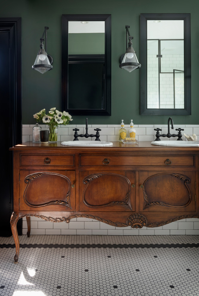 Idéer för ett stort klassiskt brun en-suite badrum, med en kantlös dusch, vit kakel, keramikplattor, gröna väggar, ett nedsänkt handfat, träbänkskiva, dusch med gångjärnsdörr, klinkergolv i keramik och vitt golv
