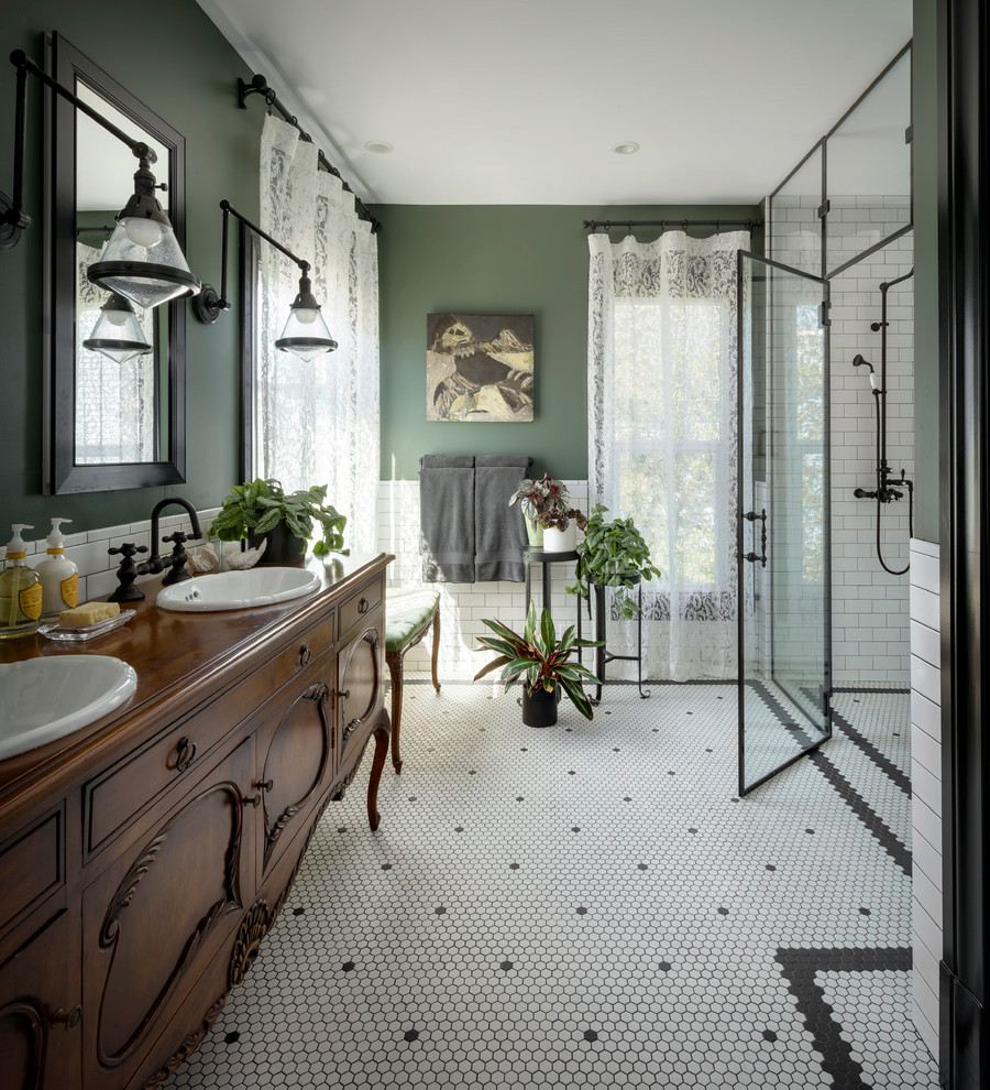 Bild på ett stort vintage brun brunt en-suite badrum, med en kantlös dusch, vit kakel, keramikplattor, gröna väggar, ett nedsänkt handfat, träbänkskiva, dusch med gångjärnsdörr, klinkergolv i keramik och vitt golv