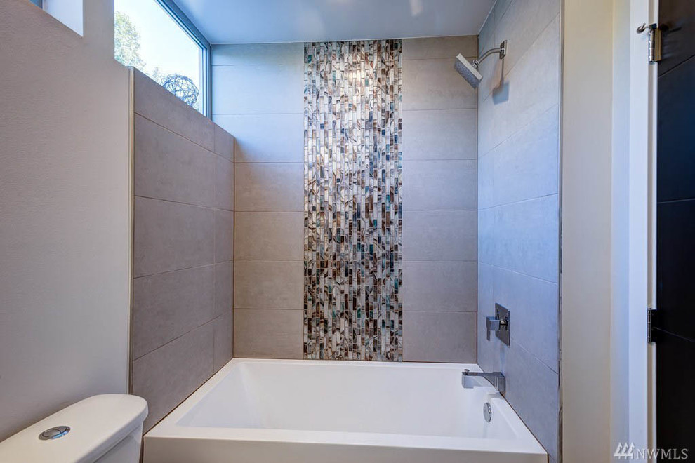 Réalisation d'une petite salle de bain minimaliste avec un carrelage gris.