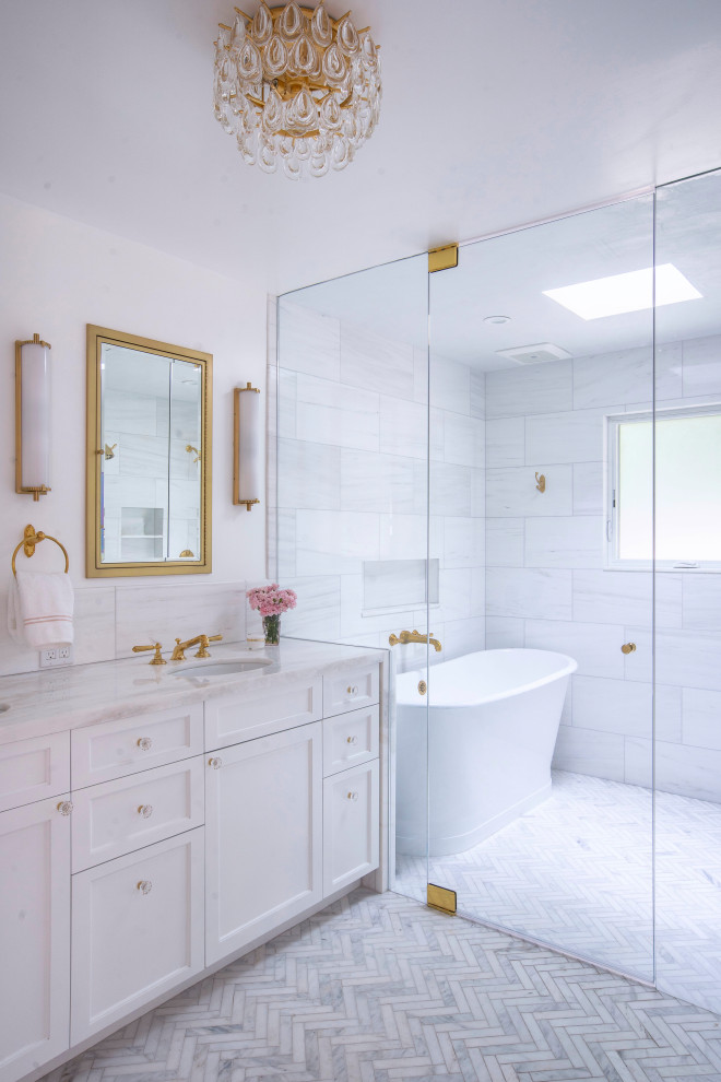 Inspiration för stora klassiska vitt en-suite badrum, med skåp i shakerstil, vita skåp, ett fristående badkar, våtrum, vit kakel, marmorkakel, vita väggar, marmorgolv, ett undermonterad handfat, marmorbänkskiva, vitt golv och dusch med gångjärnsdörr