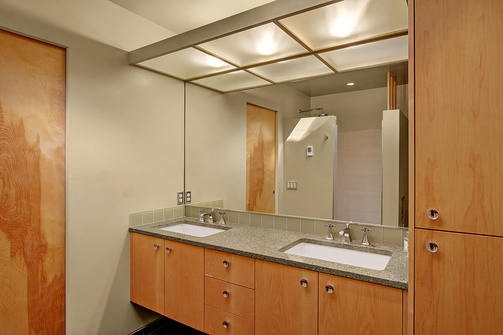 Пример оригинального дизайна: главная ванная комната среднего размера в стиле ретро с плоскими фасадами, светлыми деревянными фасадами, открытым душем, зеленой плиткой, стеклянной плиткой, зелеными стенами, полом из керамогранита, врезной раковиной и столешницей из переработанного стекла