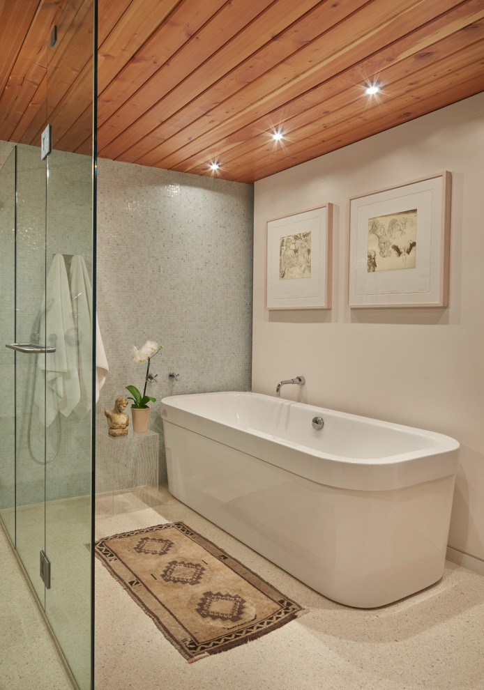 Idee per una stanza da bagno padronale industriale di medie dimensioni con vasca freestanding, piastrelle beige, pareti beige e pavimento beige