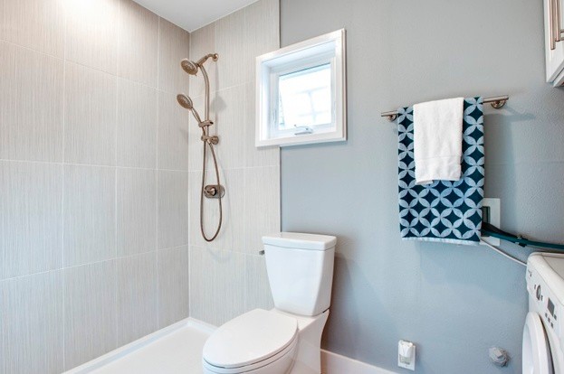 Bild på ett litet funkis badrum med dusch, med skåp i shakerstil, vita skåp, en dusch i en alkov, en bidé, grå kakel, porslinskakel, blå väggar, klinkergolv i porslin, ett nedsänkt handfat och kaklad bänkskiva