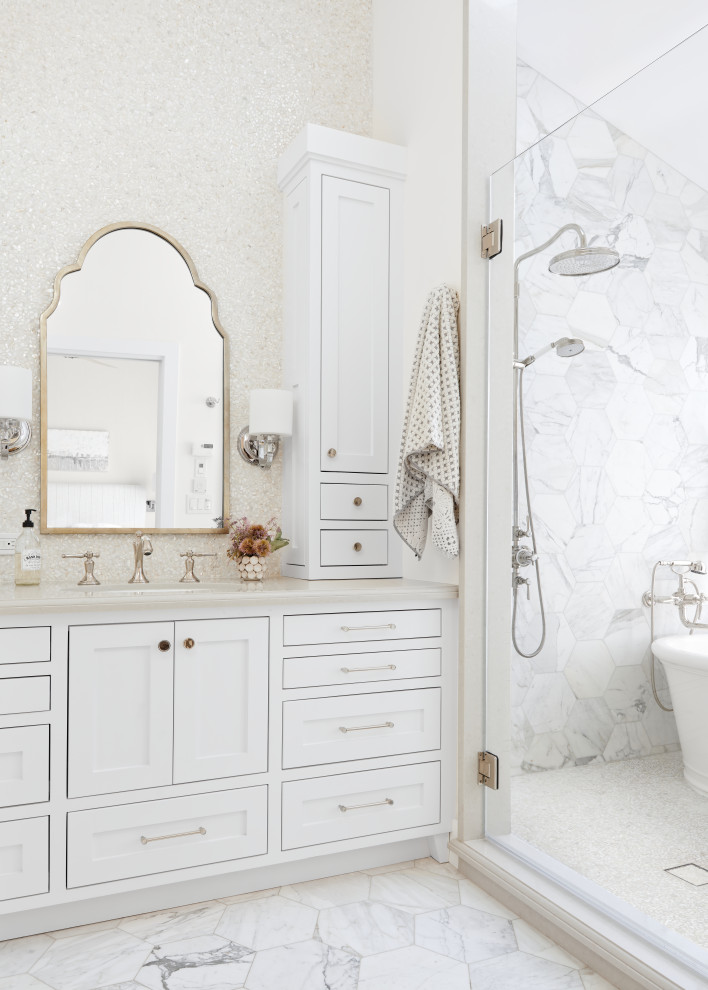 Bild på ett mellanstort maritimt grå grått en-suite badrum, med skåp i shakerstil, vita skåp, ett fristående badkar, vit kakel, mosaik, vita väggar, ett undermonterad handfat, vitt golv, en dusch i en alkov, marmorgolv, bänkskiva i kvarts och dusch med gångjärnsdörr