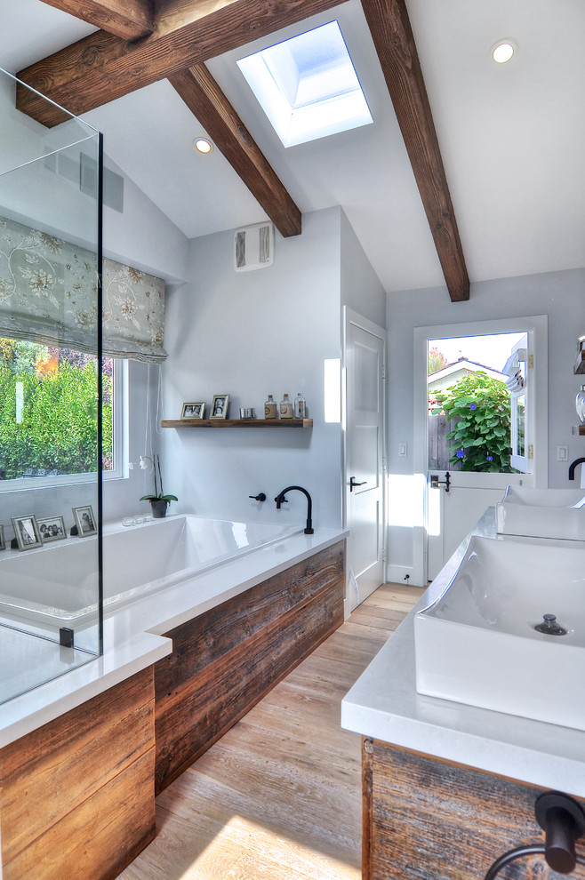 Стильный дизайн: ванная комната в морском стиле с настольной раковиной и светлым паркетным полом - последний тренд