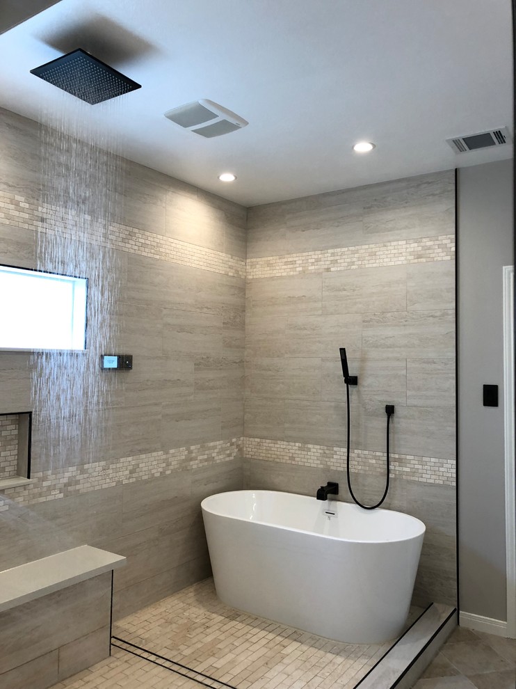 Idéer för ett modernt vit en-suite badrum, med luckor med infälld panel, vita skåp, ett fristående badkar, en öppen dusch, grå kakel, stenhäll, grå väggar, kalkstensgolv, ett undermonterad handfat, bänkskiva i akrylsten, beiget golv och med dusch som är öppen