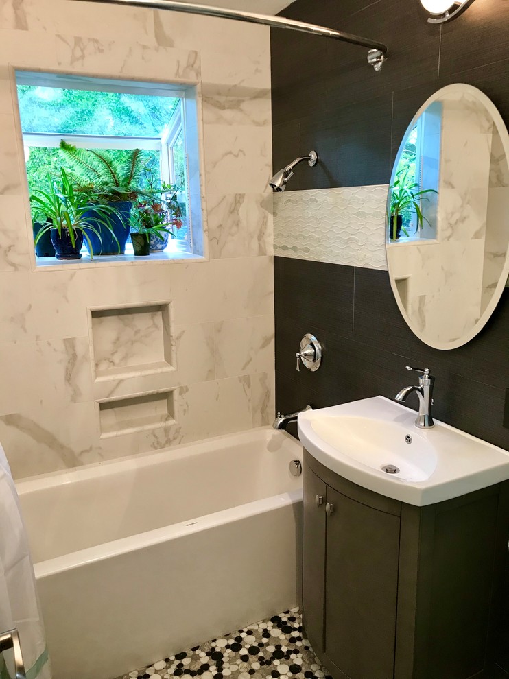 Стильный дизайн: маленькая главная ванная комната в стиле неоклассика (современная классика) с фасадами островного типа, серыми фасадами, накладной ванной, душем над ванной, раздельным унитазом, черно-белой плиткой, керамической плиткой, синими стенами, полом из галечной плитки, консольной раковиной, столешницей из искусственного камня, разноцветным полом, шторкой для ванной и белой столешницей для на участке и в саду - последний тренд