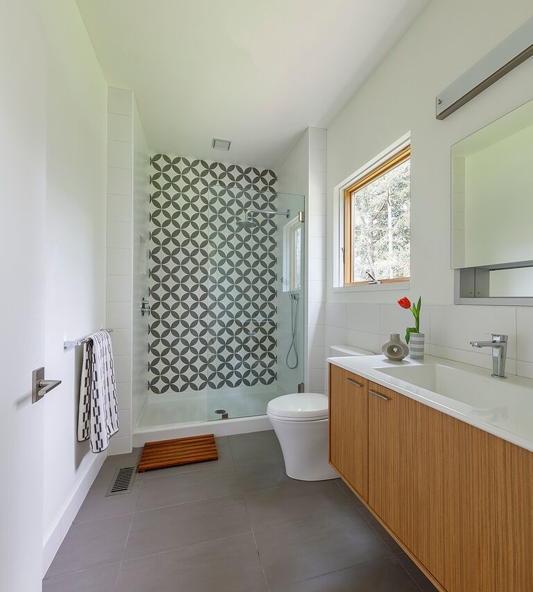 Идея дизайна: ванная комната среднего размера в стиле модернизм с плоскими фасадами, фасадами цвета дерева среднего тона, душевой кабиной и столешницей терраццо