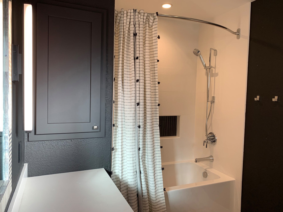 Foto på ett litet vintage vit en-suite badrum, med ett japanskt badkar, en dusch i en alkov, svarta väggar, ett nedsänkt handfat och dusch med duschdraperi
