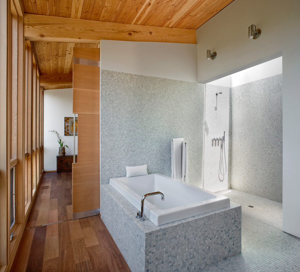 Aménagement d'une salle de bain montagne avec une baignoire posée, une douche ouverte, un carrelage multicolore, mosaïque, un mur blanc, un sol en carrelage de terre cuite et aucune cabine.