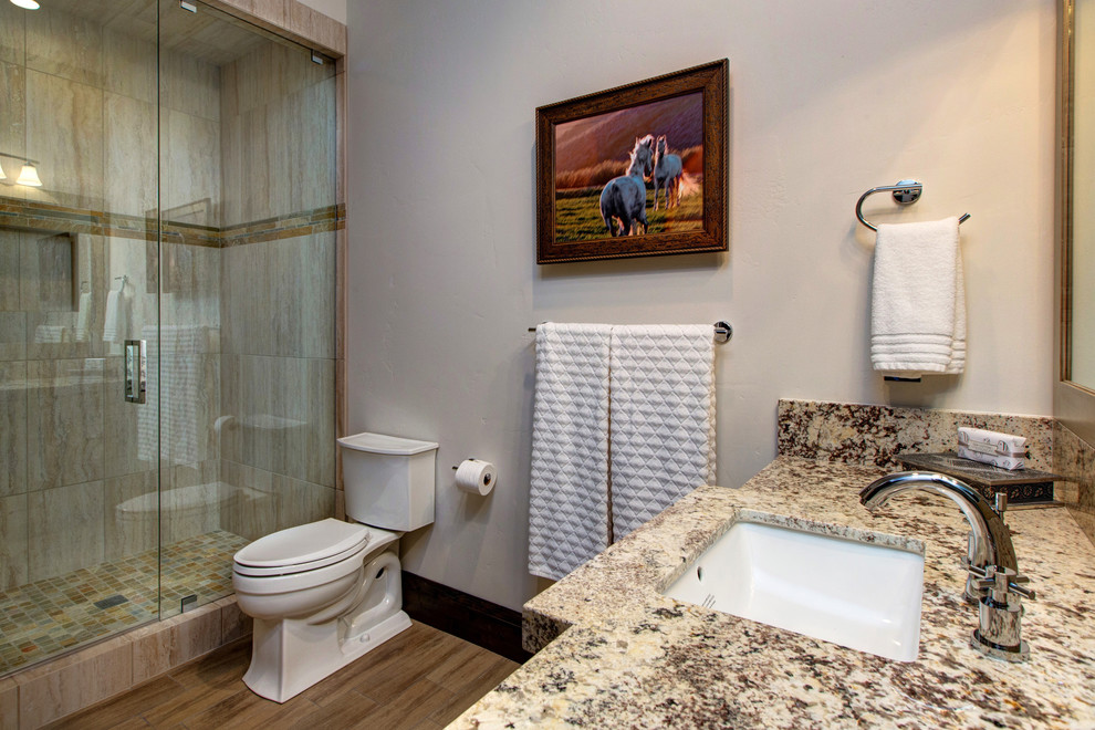 Inredning av ett rustikt stort badrum med dusch, med släta luckor, skåp i mellenmörkt trä, en dusch i en alkov, en toalettstol med hel cisternkåpa, beige kakel, keramikplattor, vita väggar, granitbänkskiva, ett undermonterad handfat och mörkt trägolv