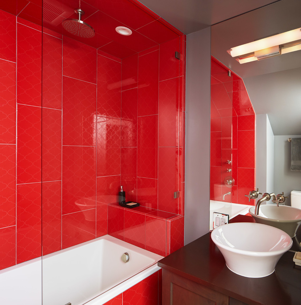 Exempel på ett mellanstort klassiskt en-suite badrum, med röd kakel, vita väggar, klinkergolv i keramik, ett badkar i en alkov, en dusch/badkar-kombination, en toalettstol med separat cisternkåpa, ett fristående handfat, bänkskiva i akrylsten och med dusch som är öppen