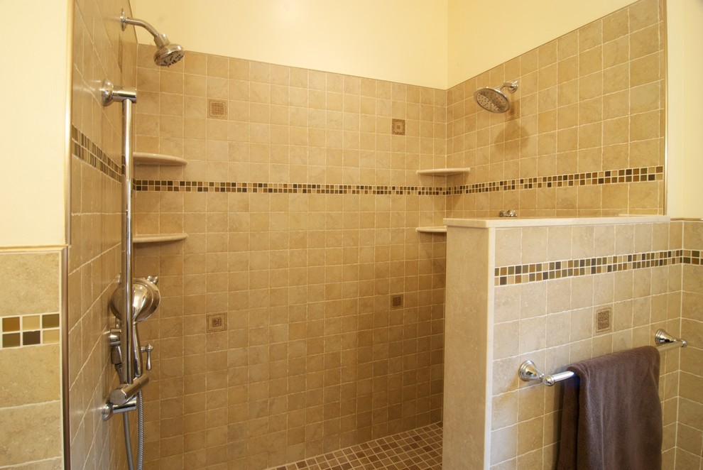 Bild på ett stort amerikanskt en-suite badrum, med en öppen dusch, beige kakel, porslinskakel, beige väggar, klinkergolv i porslin, ett fristående handfat och kaklad bänkskiva